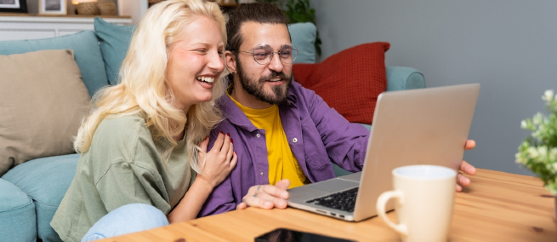 Jeune couple lors d'un appel vidéo