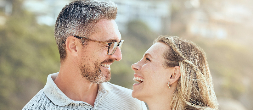 Couple heureux embrassant le plein air avec amour et rire