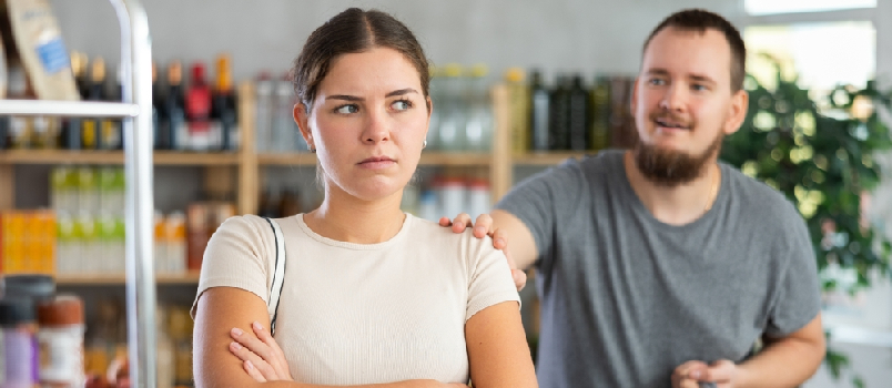 Le mari calme sa femme
