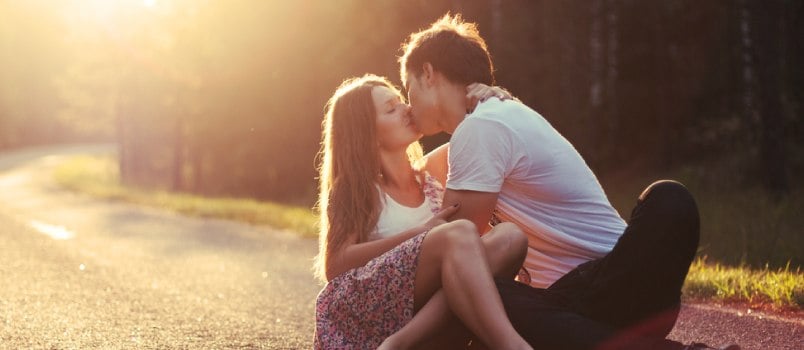 First Date Kiss: Pros and Cons