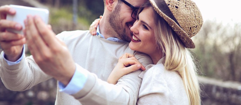 couple clicking a selfie