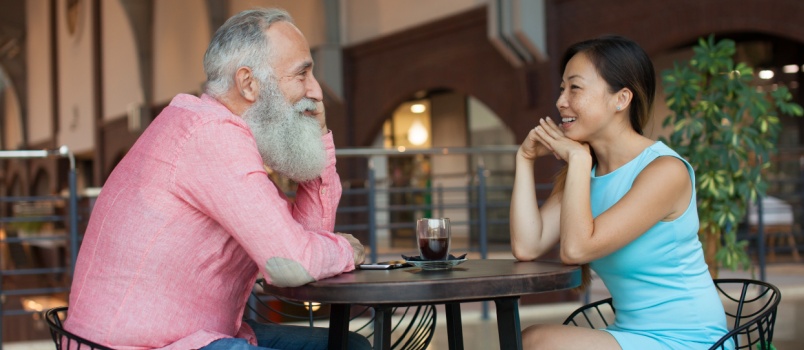 Couple mangeant au café