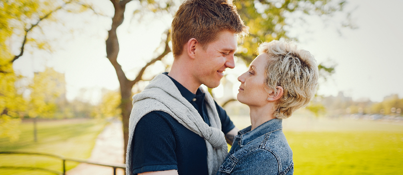 Couple amoureux s'embrassant dans le parc