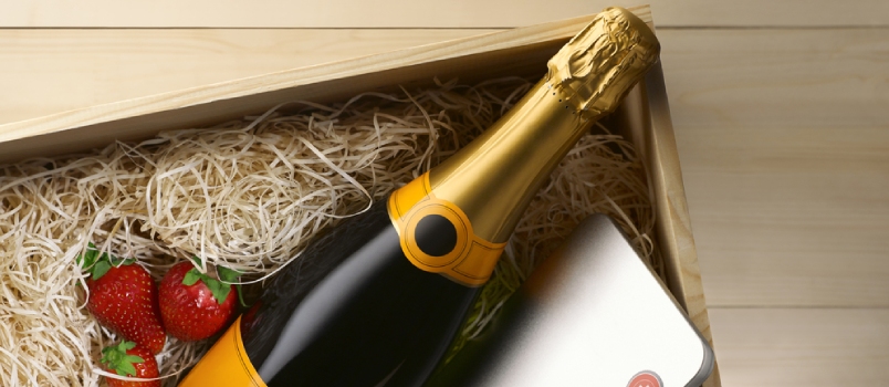 Champagne Strawberry And Chocolate In The Wood Box