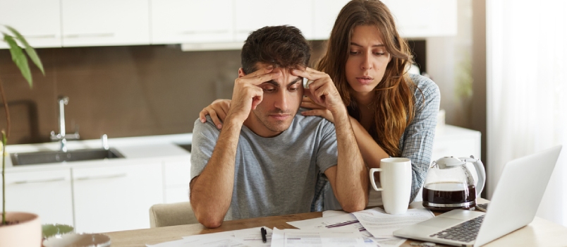 stress extérieur à la relation affectant la maîtrise de soi et le comportement