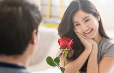 Is Love at First Sight Real? 20 Signs of Love at First Sight