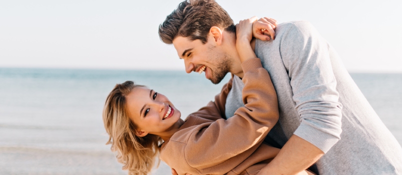 Short Haired Blonde Lady Embracing Husband Beach Outdoor Portrait Good Humoured Man Dancing With Girlfriend Near Ocean