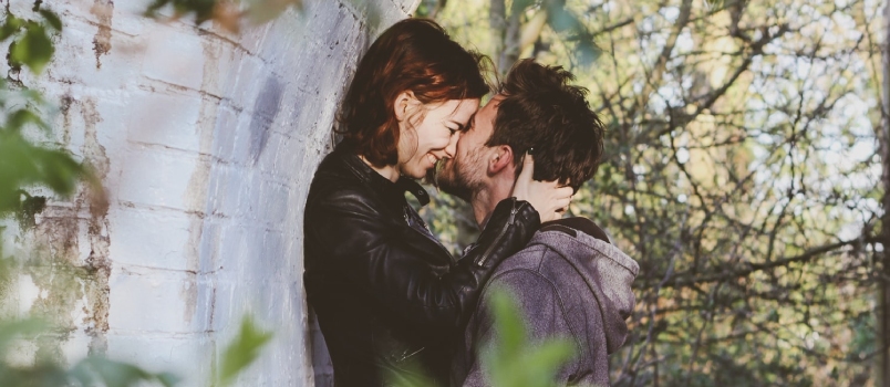 Men And Women Having Kissing Together In The Picture