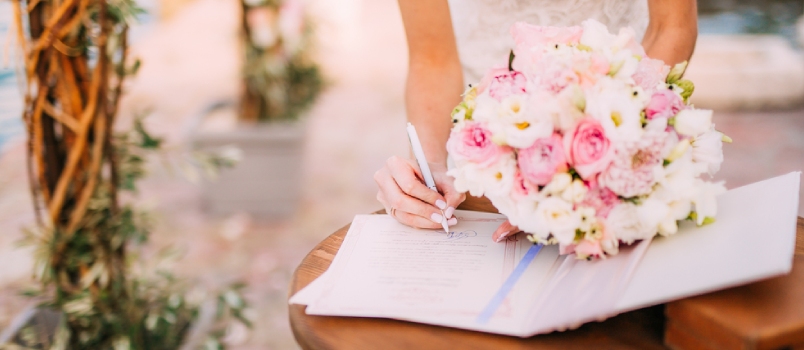 Women Signature Wedding Register With The Roses Bouquet