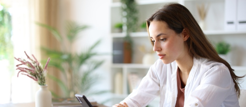 Mujer seria con smartphone