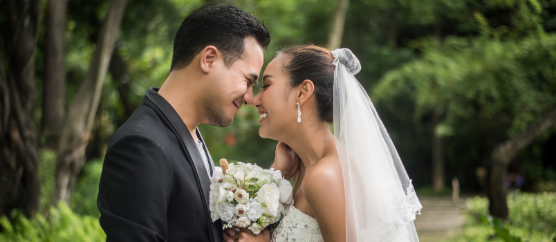 Jeune couple heureux et nouvellement marié