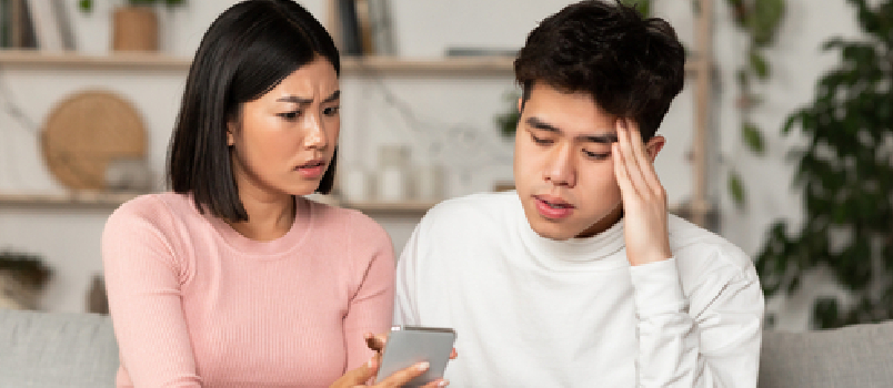 Women Catch Husband Cheating After Showing Him His Mobile