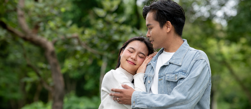 Jeune couple affectueux s'embrassant dans le parc