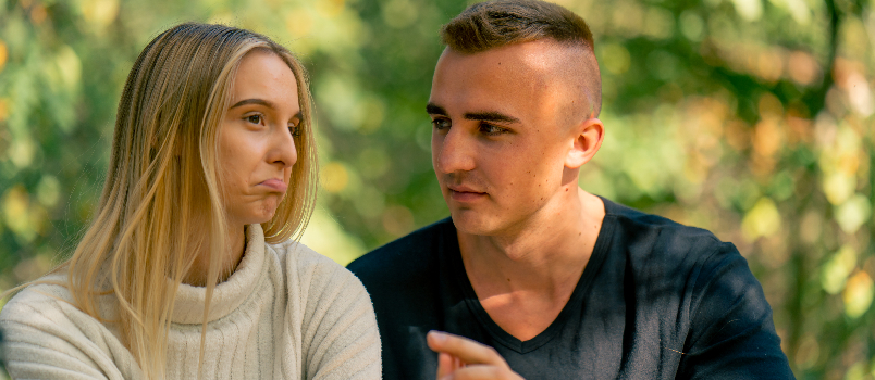 Femme pensive aux cheveux blonds à l'extérieur avec un ami