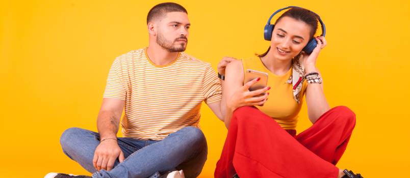 Girlfriend ignoring her boyfriend