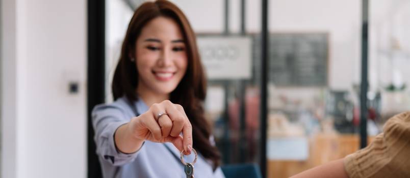 client taking keys from real estate