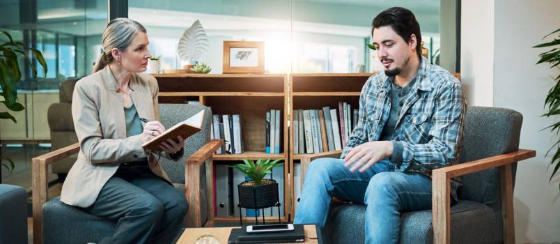 Man consulting to the therapist