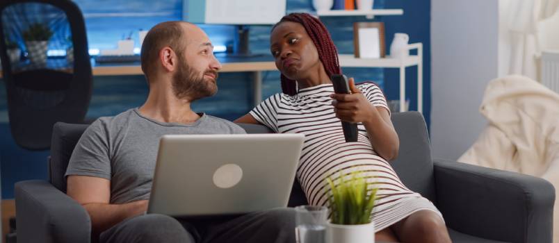 Couple talking about pregnancy