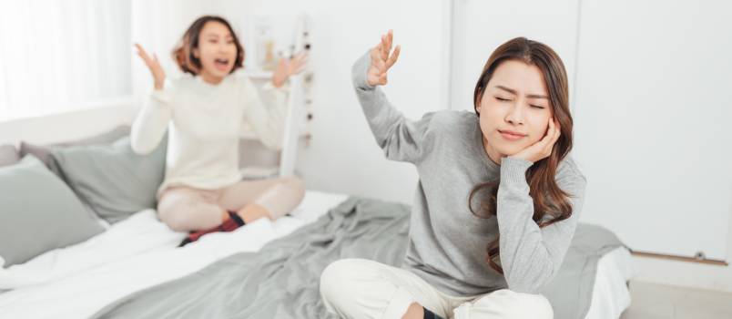 Pareja de lesbianas peleándose