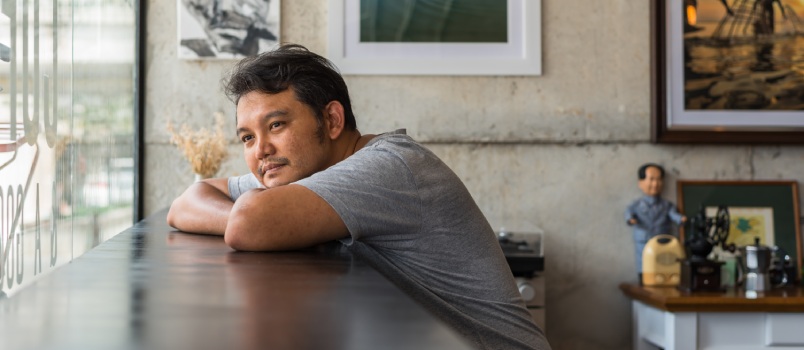 Man waiting in coffee shop