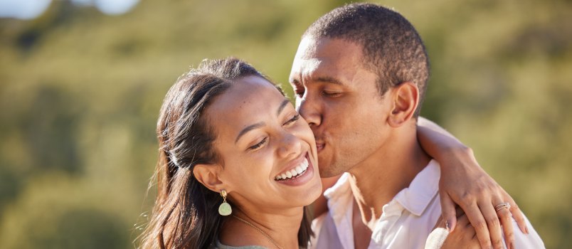 Man kissing woman 