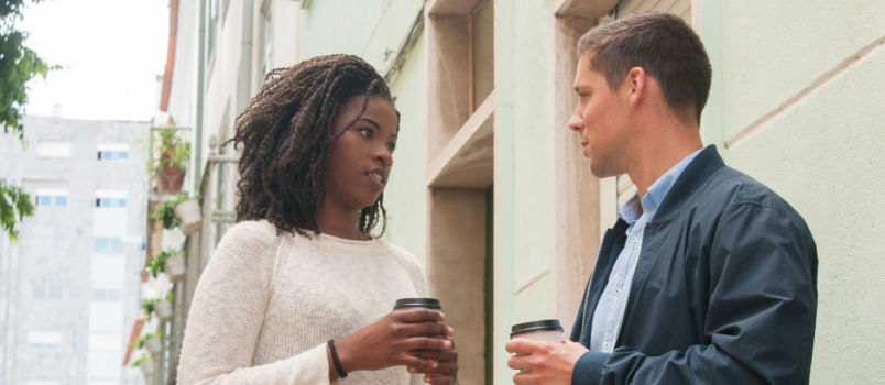 Chica discutiendo con un hombre