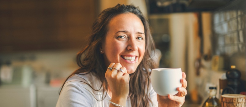 Mujer joven tomando café