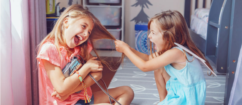 Two little girl fighting