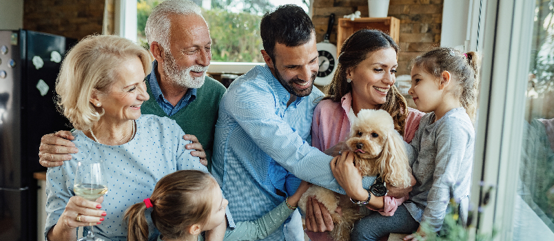 Unión familiar: tres generaciones creando lazos afectivos con un perro