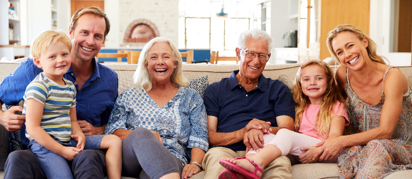 Familia feliz relajándose juntos en un sofá en el interior