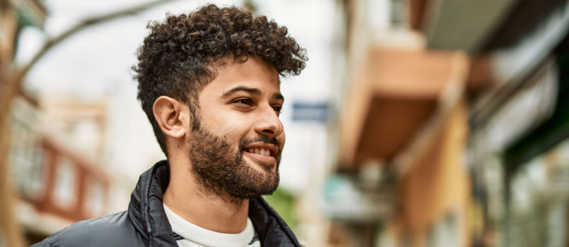 Joven sonriendo al aire libre
