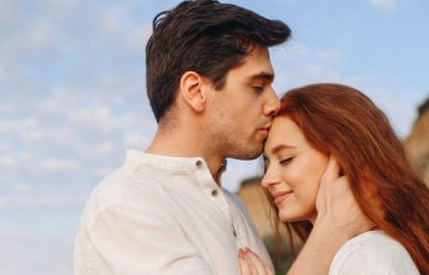 6 Reasons for Kissing on the Forehead & What It Means