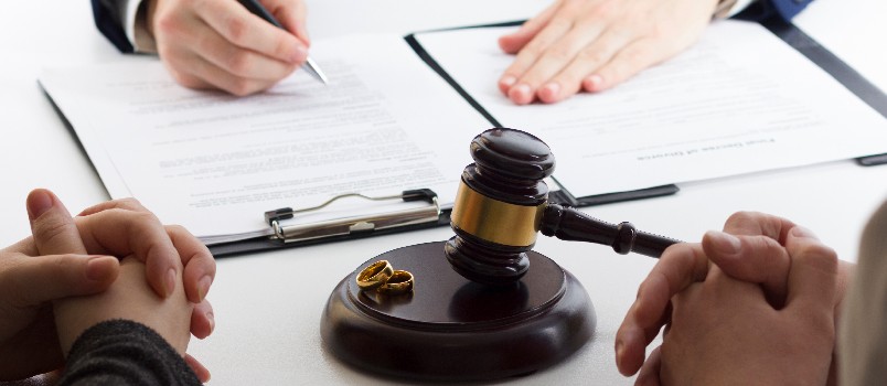 Couple signing divorce paper