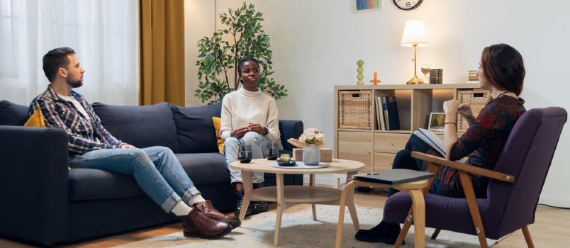 Couple divorcé discutant d'un problème relationnel