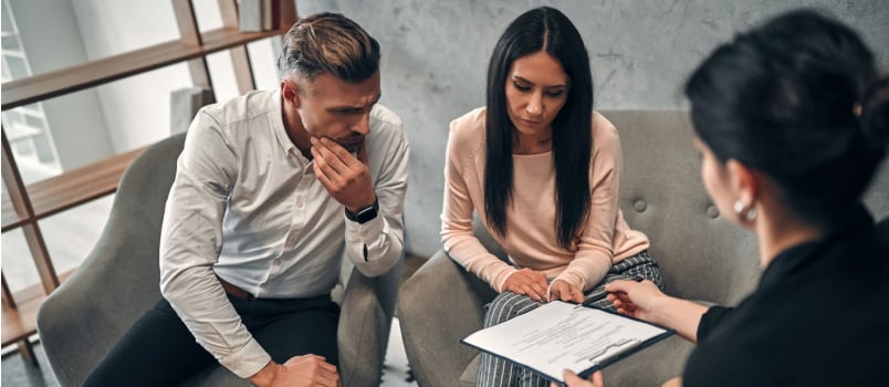 Couple signing divorce agreement 