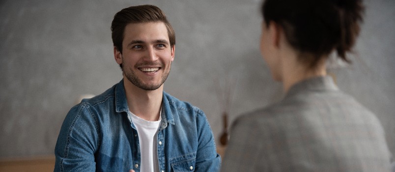 Man talking to phycologist