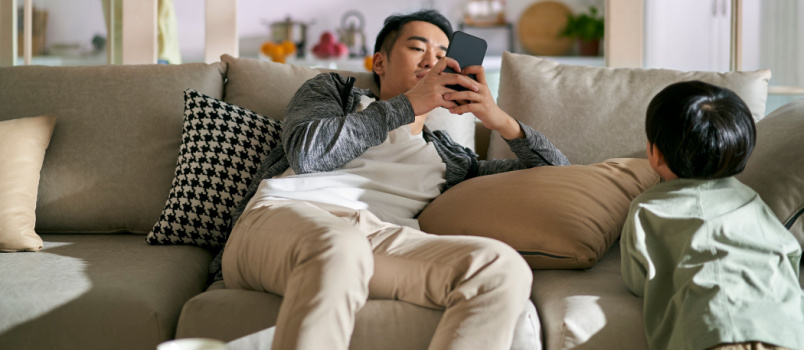 Parent addicted to smartphones