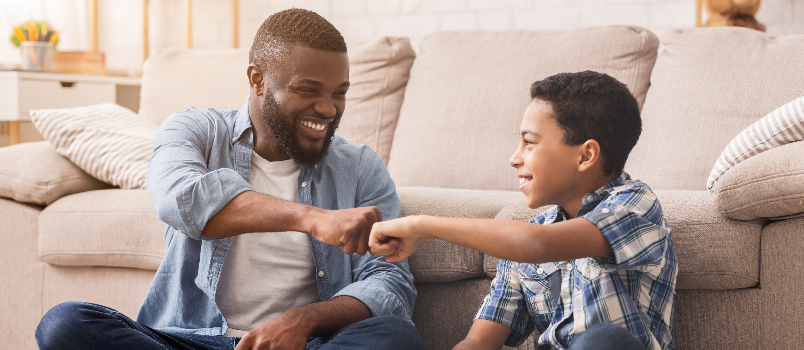 Père et fils célèbrent avec Fist Bump Indoors