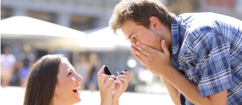 Woman proposing man