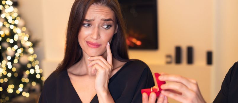 Man proposing confused woman