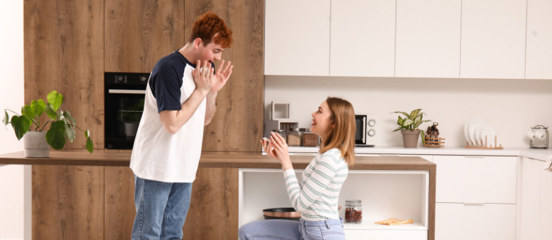Woman proposing man