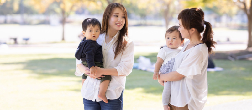 Children mom friends playing together
