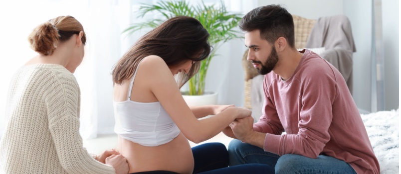 Pregnant woman doula at home