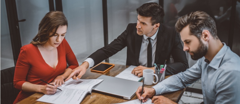 Couple signing divorce paper