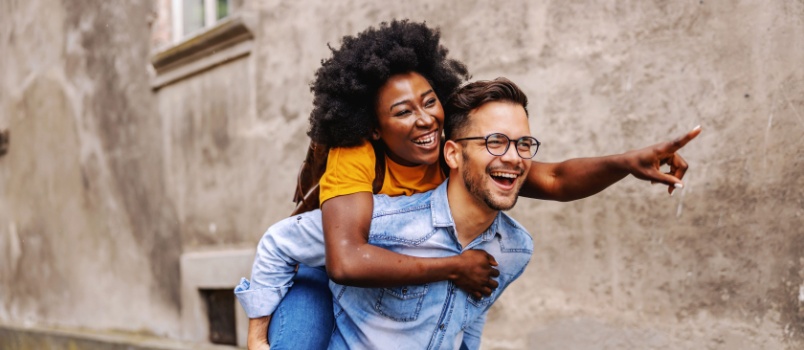 Young couple enjoying in city
