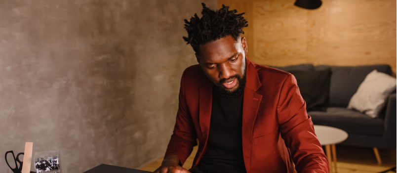 Man taking online therapy