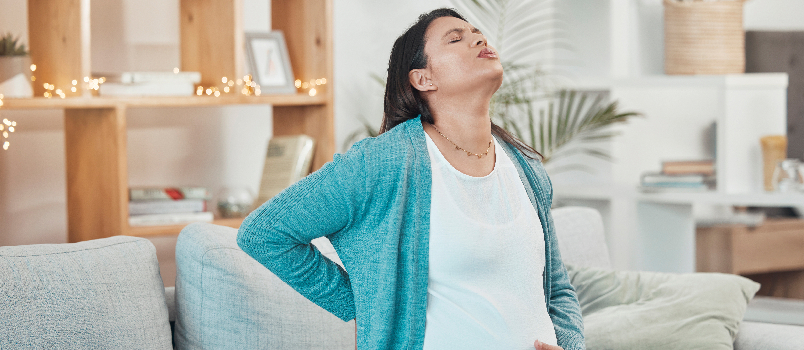 Mujer embarazada con dolor de espalda