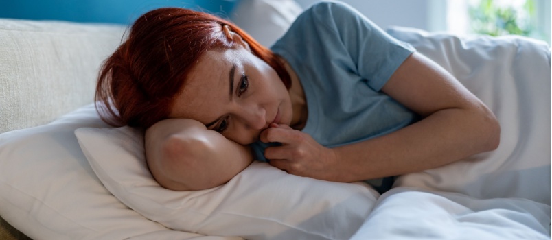 La señora está pensando en las circunstancias en las que se encuentra actualmente