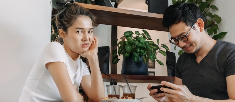 Couple on date man addicted to smartphone