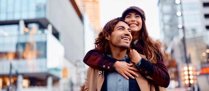 Young couple enjoying in city